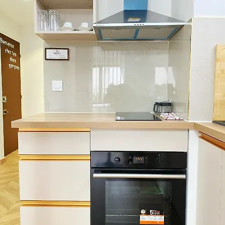 Chez Les Deux Garcons * מונטרוג'