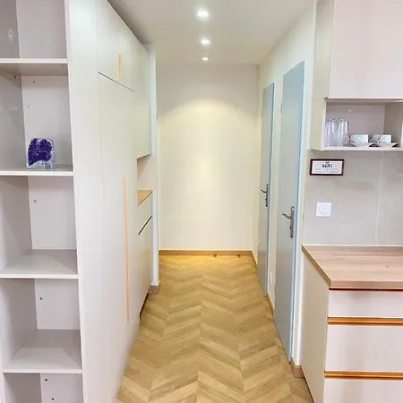 Chez Les Deux Garcons * מונטרוג'